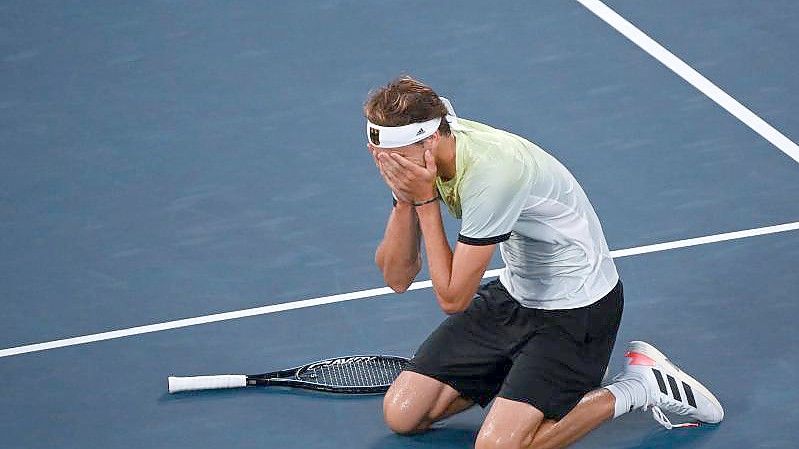 Alexander Zverev hat in Tokio die Goldmedaille im Herren-Einzel gewonnen und sinkt auf die Knie. Foto: Marijan Murat/dpa