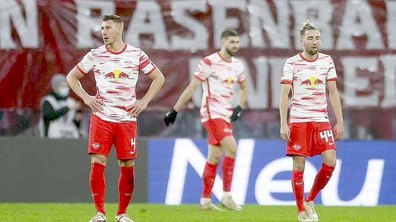 Leipzigs Willi Orban (l-r), Josko Gvardiol und Kevin Kampl stehen nach dem 0:1 enttäuscht auf dem Spielfeld. Foto: Jan Woitas/dpa-Zentralbild/dpa