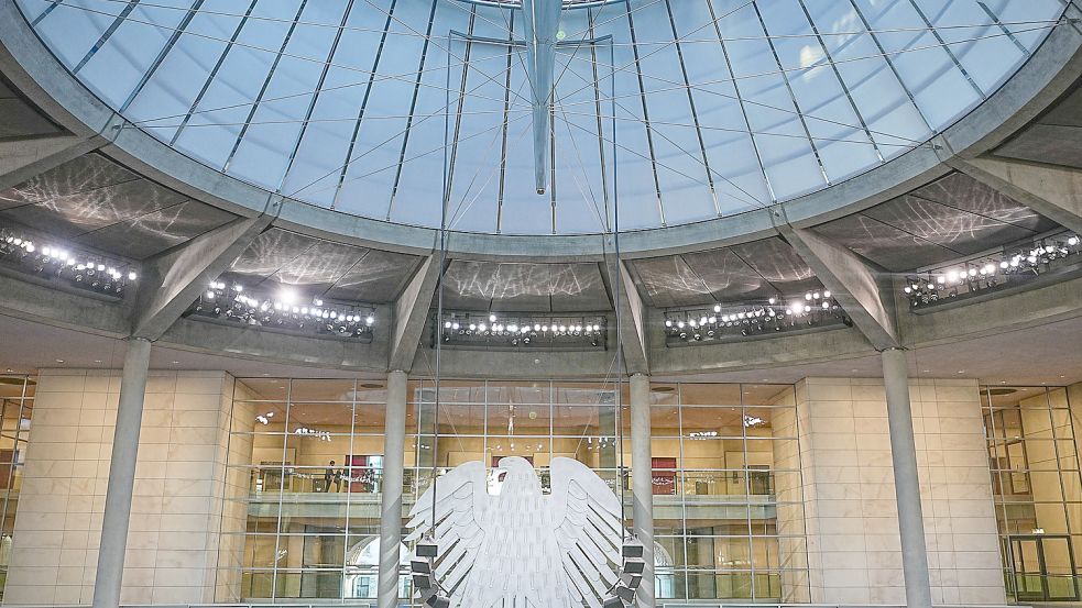 Und über allem wacht der Bundesadler: Debatte im Bundestag über über die Sitzordnung. Die Liberalen wollten nicht länger neben der AfD sitzen - und sind damit durchgekommen. Foto: Michael Kappeler/dpa