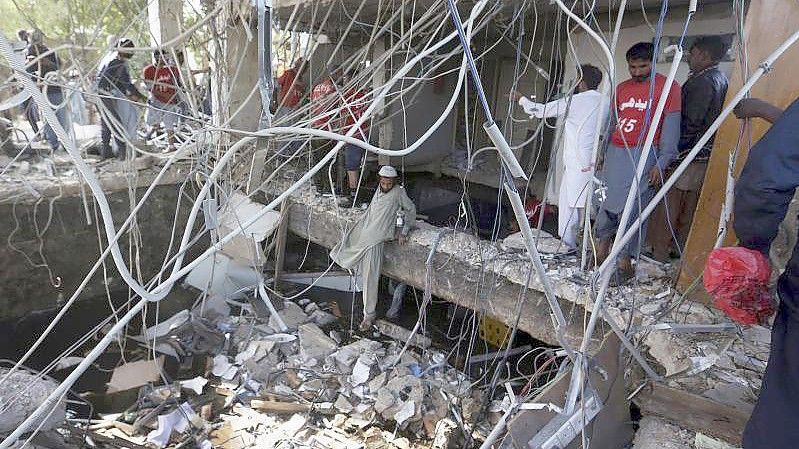 Rettungskräfte untersuchen den Ort der Explosion. Foto: Fareed Khan/AP/dpa