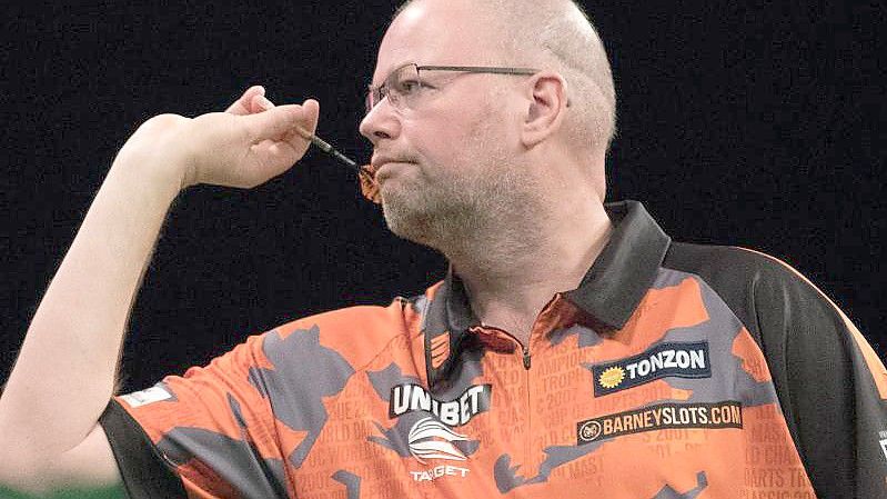 Dartsprofi Raymond van Barneveld trifft in der ersten WM-Runde auf den Philippiner Lourence Ilagan. Foto: Jörg Carstensen/dpa