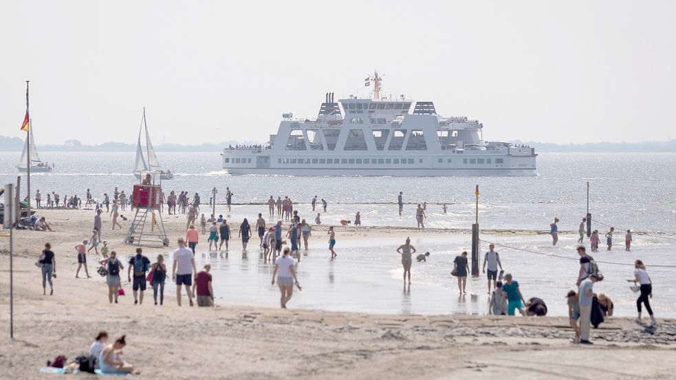 Die Ostfriesischen Inseln sind vom Klimawandel und dem steigenden Meeresspiegel betroffen. Wer dort Urlaub macht, soll künftig mit einem freiwilligen Beitrag zum Fährticket den Klimaschutz fördern können. Foto: Janis Meyer/DPA