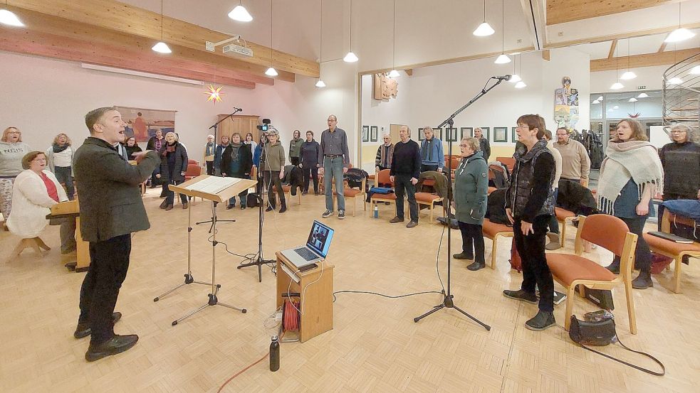 Am Montag führte der Emder Singverein eine der letzten Proben vor dem geplanten Konzert am 30. Dezember durch. Fotos: Hanssen