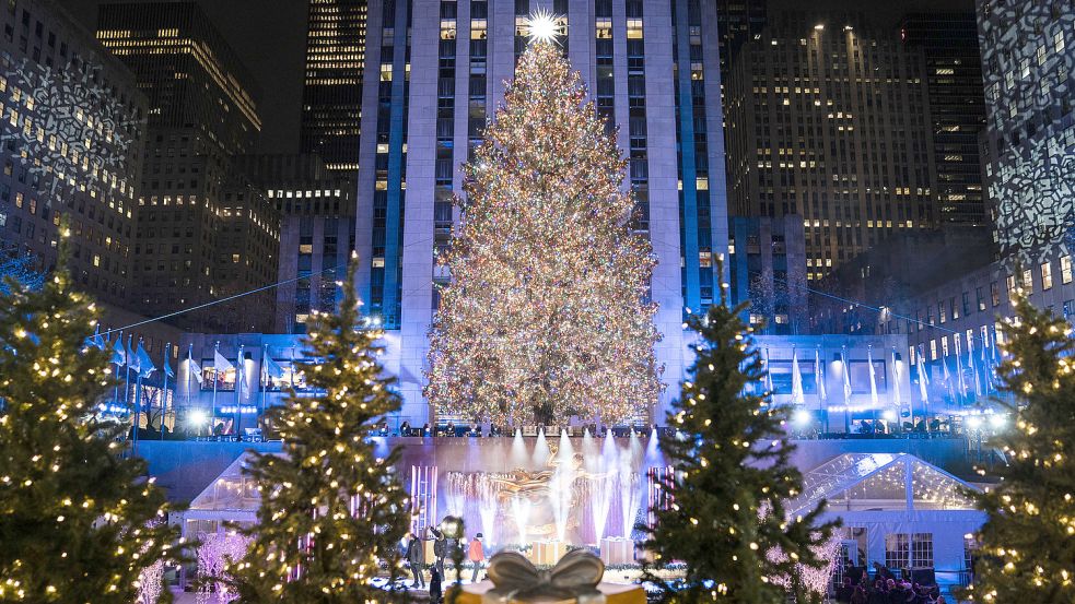 Der Weihnachtsbaum im New Yorker Rockefeller Center zählt zu den berühmtesten der Welt. In Amerika ist es üblich, sie mit besonders vielen Lichtern und viel Deko zu schmücken. Foto: John Minchillo/AP/dpa