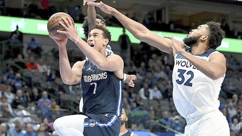 Dwight Powell (l) von den Dallas Mavericks zieht zum Korb. Foto: Matt Strasen/AP/dpa