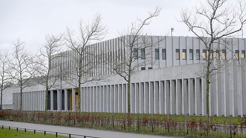 Das Hochsicherheitsgericht am Flughafen Schiphol in der Nähe von Amsterdam, in dem der Prozess und das Strafverfahren zum Absturz von Flug MH17 der Malaysia Airlines stattfinden. Foto: Peter Dejong/AP/dpa