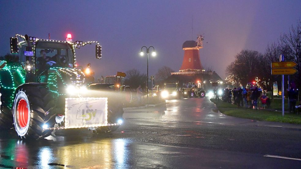 Unter anderem in Greetsiel starteten am dritten Advent Trecker zur Sternfahrt nach Aurich. Nun geht es für gut 100 Traktoren noch einmal leuchtend die Küste entlang. Foto: Wagenaar