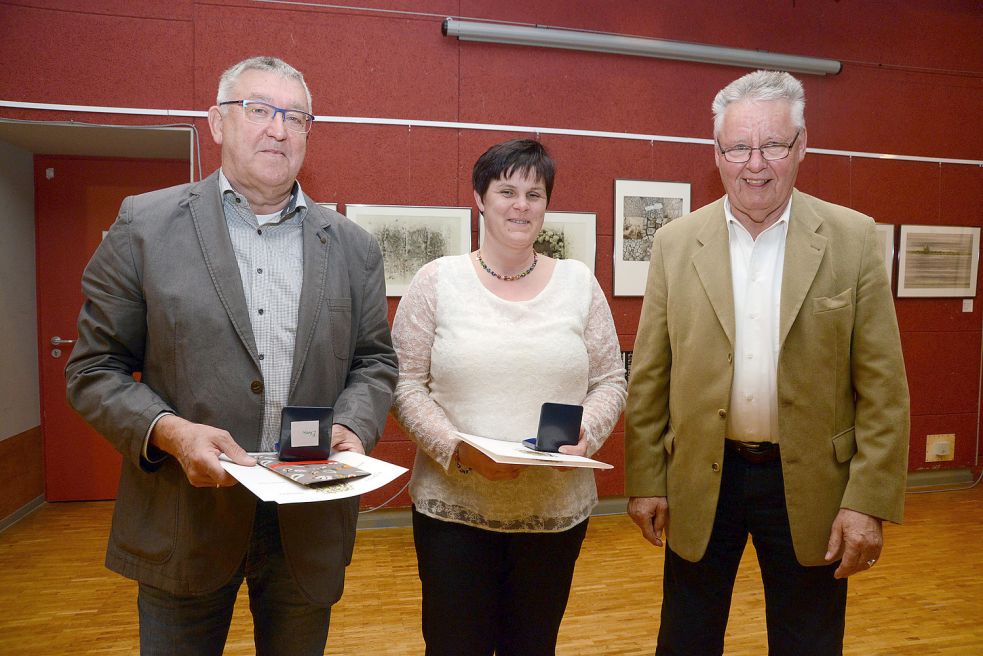 Jan Junker (links) und Nicole Meyer wurden von Hans-Jürgen Wehmhörner (Stadtsportbund) für besondere Verdienste im Sport ausgezeichnet. Bilder: F. Doden