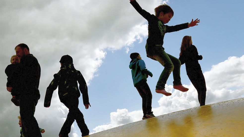 Nicht immer ist der Himmel für Familien blau – in den meisten Kommunen wird jedoch Hilfe bei Problemen geboten. Foto: Ralf Hirschberger/ZB/dpa