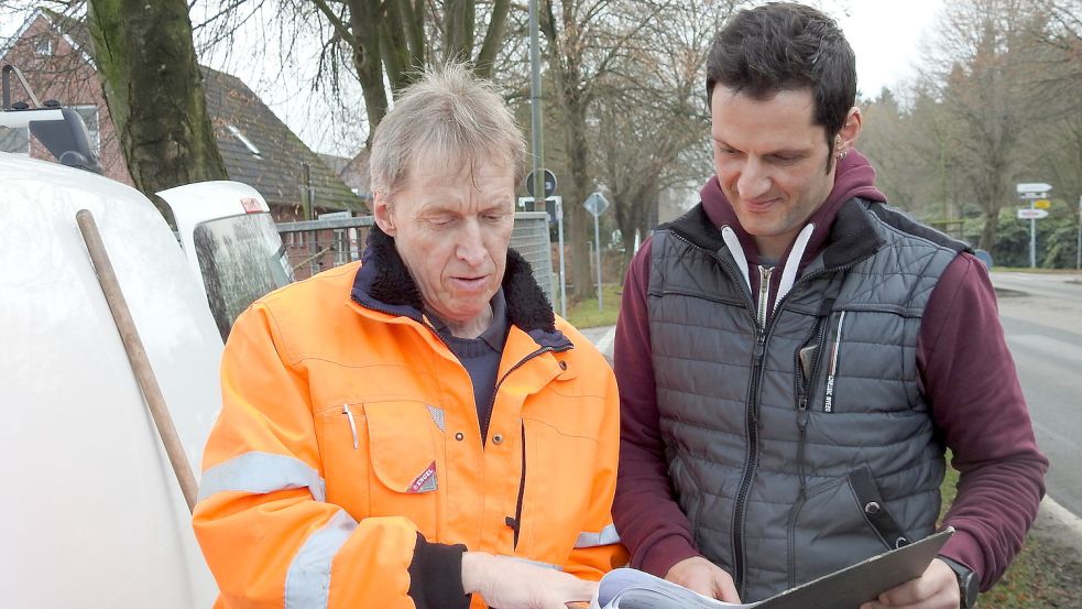 Manfred Schaake (links) und Andree Gerdes besprechen die nächsten Arbeitsschritte. Foto: Wiggermann