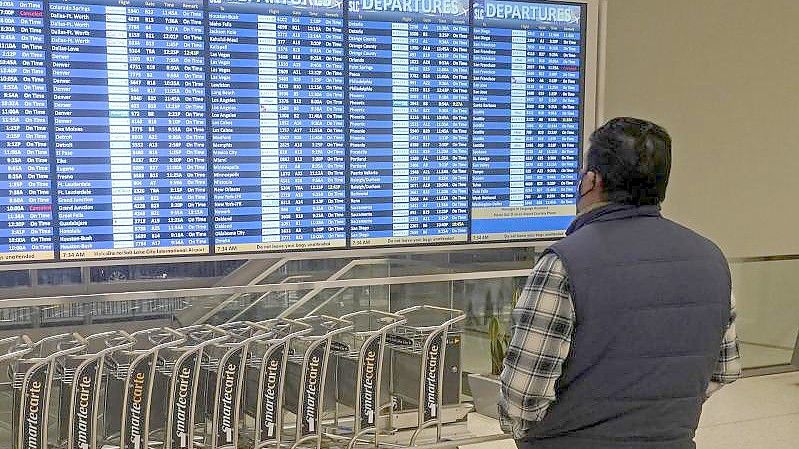 Wegen der Omikron-Variante haben mehrere US-Airlines Berichten zufolge zahlreiche Verbindungen an den Weihnachtsfeiertagen gestrichen. Foto: Rick Bowmer/AP/dpa