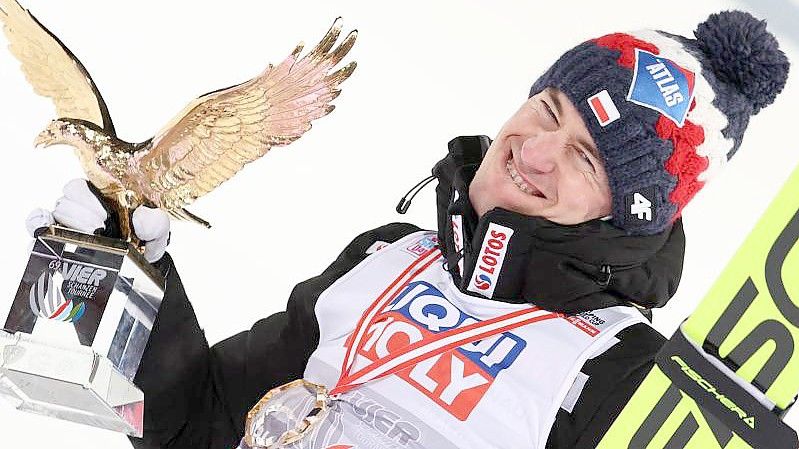 Der Pole Kamil Stoch holte im vergangenen Jahr den Gesamtsieg. Foto: Daniel Karmann/dpa