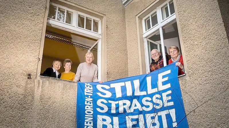 Elli Pomerenke (l-r), Ingrid Pilz, Margret Pollak, Peter Klotsche und Brigitte Klotsche, alle ehemalige Hausbesetzer, am Fenster der „Begegnungsstätte für Jung und Alt“ in der Stille Straße 10. Foto: Christoph Soeder/dpa