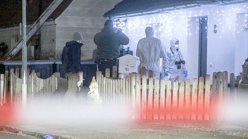 Bestatter bringen eine Trage mit einem Leichnam aus dem Wohnhaus in Glinde. Foto: Markus Scholz/dpa