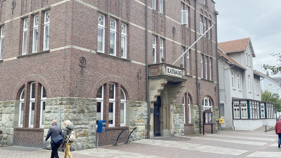 Derzeit gelten strengere Regeln für den Zugang zum Borkumer Rathaus. Foto: Hagewiesche/Archiv