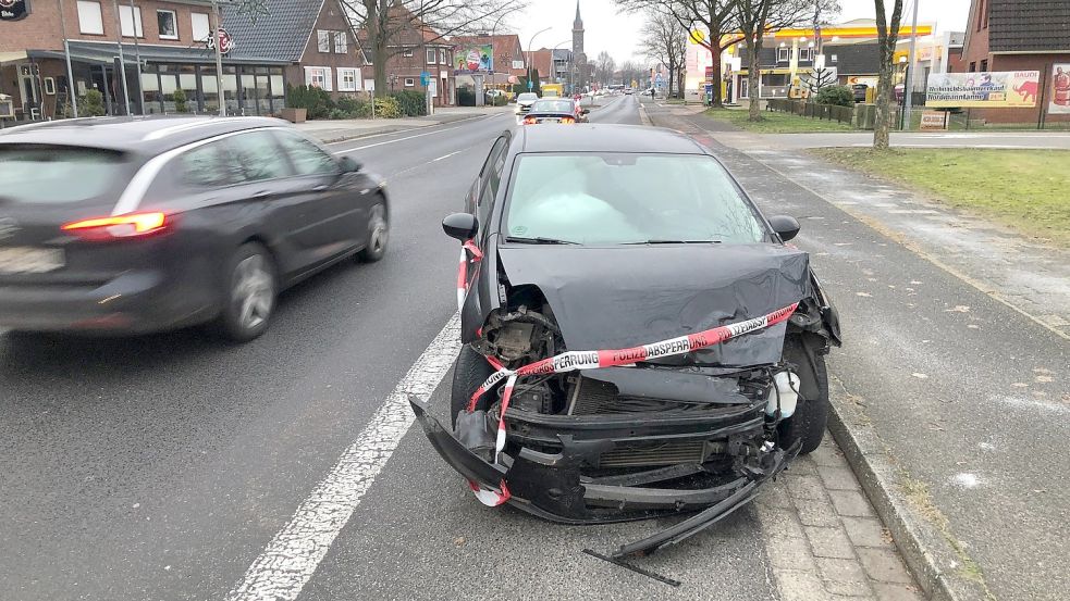 Die Polizei hat über Weihnachten mehrere Anrufe erhalten. Die Bürger wollten wissen, was es mit dem Unfallwagen auf sich hat, der seit dem vergangenen Donnerstag auf dem Seitenstreifen der viel befahrenen Bundesstraße in Rhauderfehn stand. Jetzt ist das Auto abgeholt worden. Foto: Ammermann