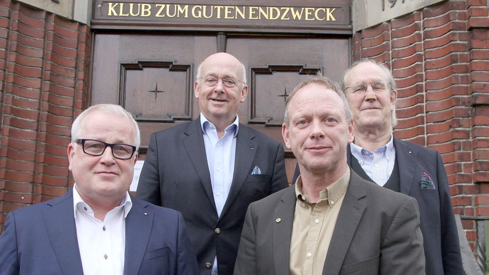 Präsident Dr. Bernhard Scherger (von links), Dr. Thomas Brüggemann, Ihno Groeneveld und Wilfried Kracke tragen die Verantwortung im Lions Club Emden. Das Bild zeigt die vier vor ihrem traditionellen Treffpunkt an der Bollwerkstraße. Foto: Päschel