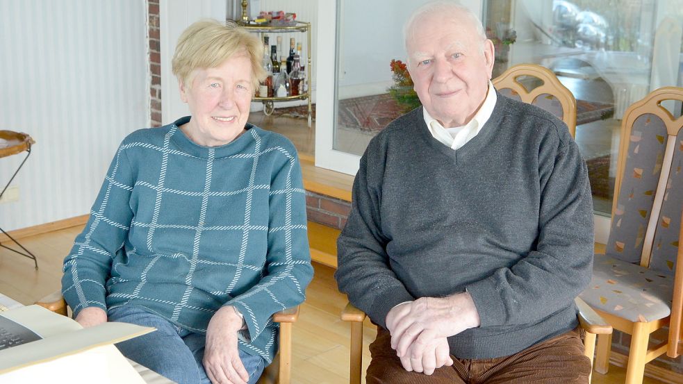 Sigrun und Gerhard Steffens sind am 4. Januar seit 61 Jahren verheiratet. Gerhard Steffens war nicht nur lange Obersielrichter, sondern auch 24 Jahre lang Mitglied des ehemaligen Norder sowie des Auricher Kreistags und 20 Jahre lang ehrenamtlicher Richter beim Oberverwaltungsgericht in Lüneburg. Foto: Hillebrand