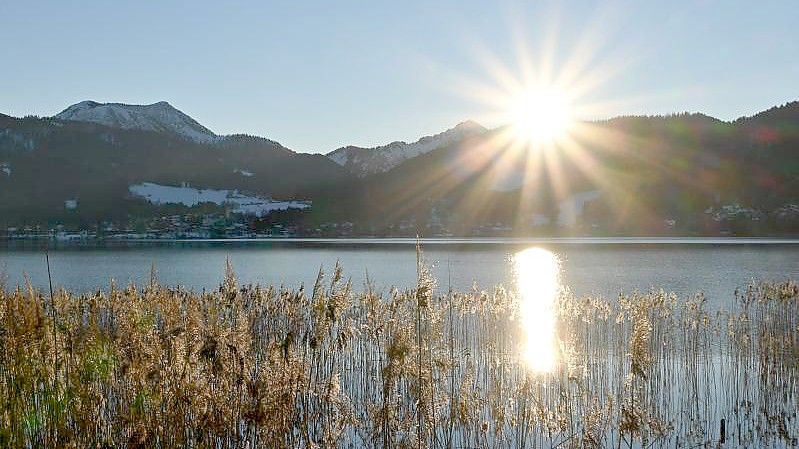 Sonne hinter den Bergen im Tegernseer Tal in Bayern. Foto: Katrin Requadt/dpa