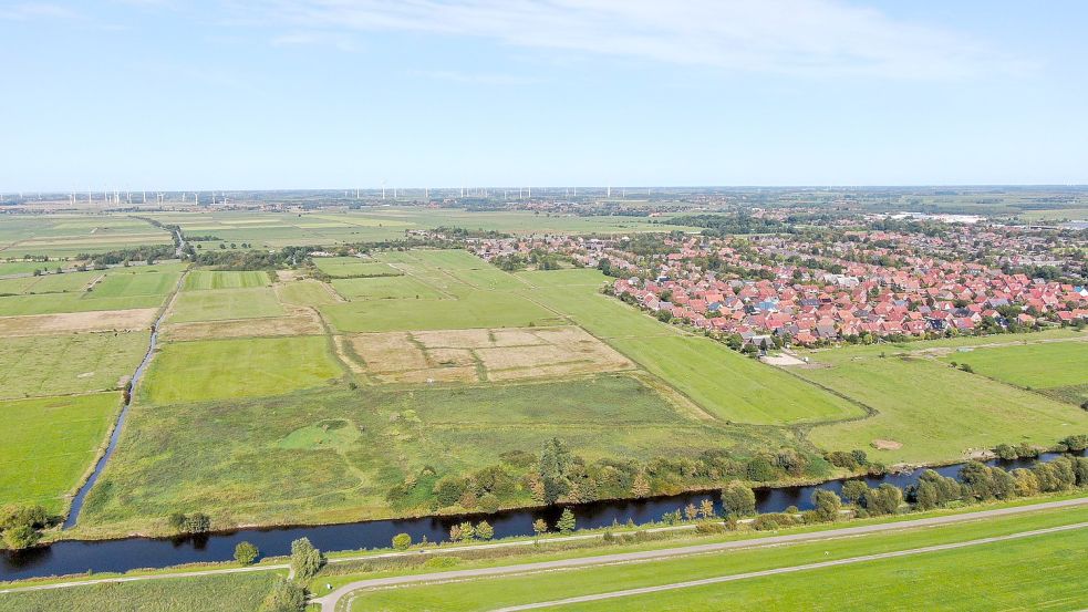 Blick vom Friesenhügel auf das zu bebauende Gebiet: Zwischen Larrelter Tief, Conrebbersweg und dem Autobahnring soll ab dem nächsten Jahr auch sichtbar ein neuer Stadtteil für Emden entstehen. Foto: Hock