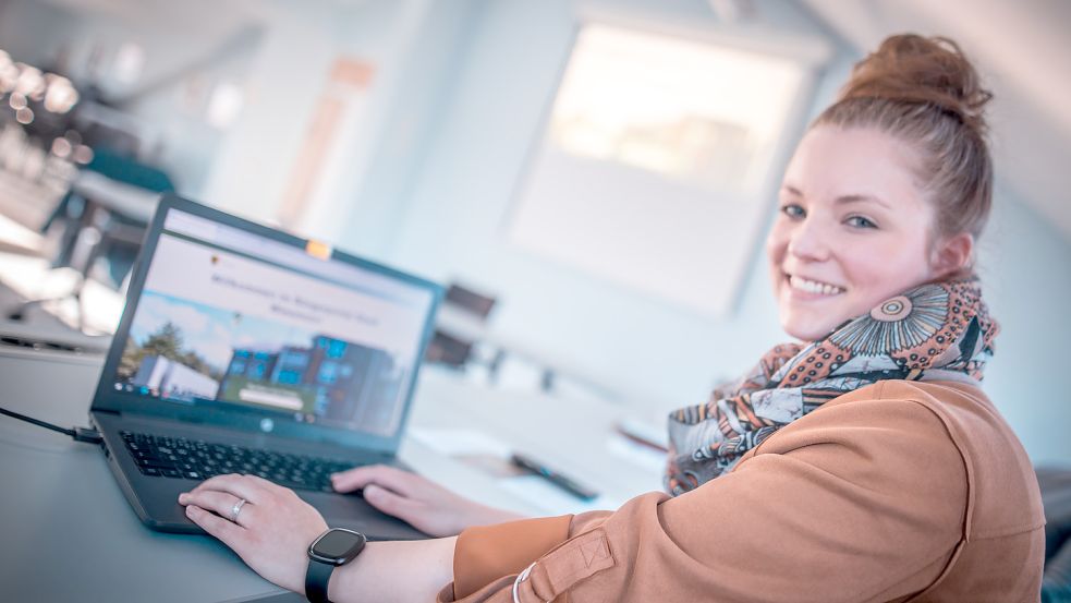 Lena Reiners hat sich als Digitalisierungsbeauftragte der Stadt Wiesmoor um das Bürgerportal gekümmert. Foto: Cordsen