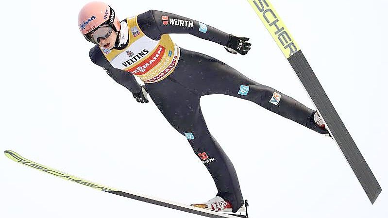 Beim Springen in Oberstdorf Fünfter: Karl Geiger. Foto: Daniel Karmann/dpa