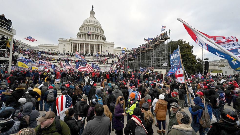 Anhänger von US-Präsident Donald Trump stürmen am 6. Januar 2021 das US-Kapitolgebäude, wo die Abgeordneten den Sieg des gewählten Präsidenten Joe Biden bei der Wahl im November bestätigen sollten. Foto: Essdras M. Suarez/Zuma Press