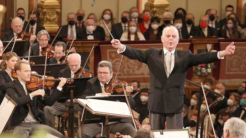 Die Wiener Philharmoniker mit Dirigent Daniel Barenboim beim Neujahrskonzert im Großen Saal des Wiener Musikvereins. Foto: Dieter Nagl/WIENER PHILHARMONIKER/dpa