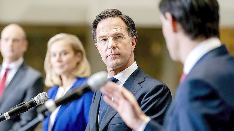 Gert-Jan Segers, Fraktionsvorsitzender der ChristenUnie, Sigrid Kaag, Parteivorsitzende der D66, Mark Rutte, Minsterpräsidentder Niederlande und Parteivorsitzender der VVD, und Wopke Hoekstra, Finanzminister im niederländischen Kabinett und Parteivorsitzender der CDA (v.l.n.r.). Foto: Bart Maat/ANP/dpa