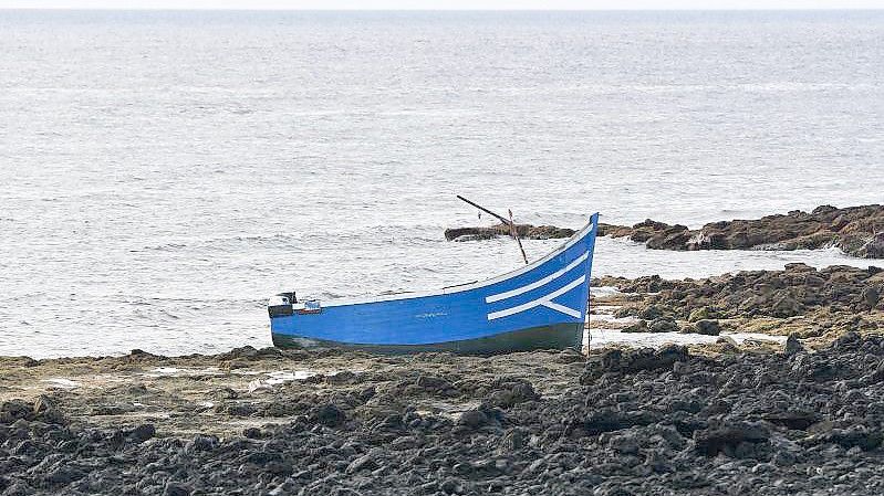 Ein Boot, mit dem Migranten Spanien erreicht haben, liegt am Strand von Las Caletas auf Lanzarote. Foto: Europa Press/EUROPA PRESS/dpa/Symbolbild