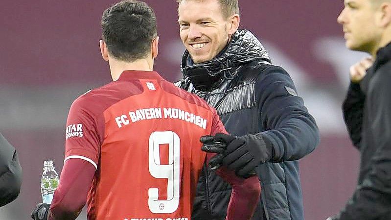 Sind mit dem FC Bayern klar auf Titelkur: Trainer Julian Nagelsmann und Torjäger Robert Lewandowski. Foto: Tobias Hase/dpa