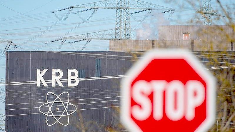 Stop-Schild vor dem Atomkraftwerk im schwäbischen Gundremmingen. Foto: Stefan Puchner/dpa