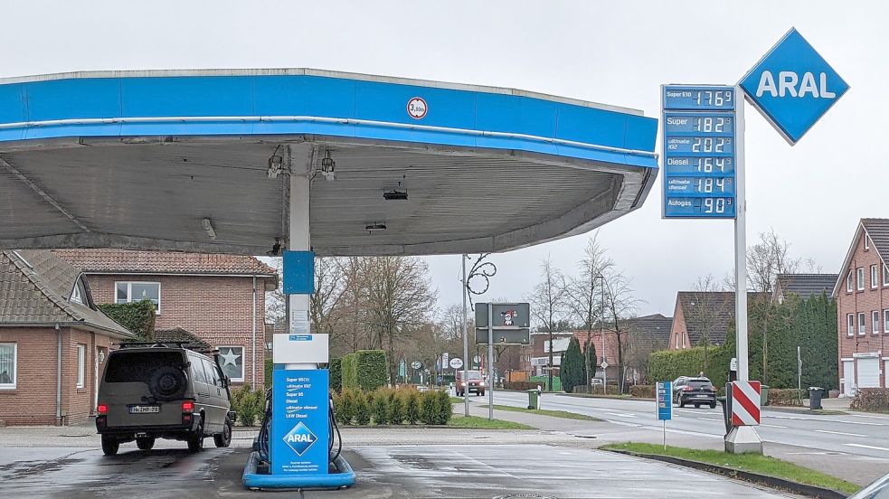 Die Aral-Tankstelle an der Hauptstraße in Wiesmoor ist regulär geöffnet – auch wenn Apps etwas anderes behaupten. Foto: Homes