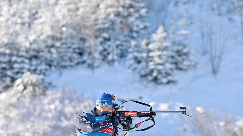 Biathlet Erik Lesser steht am Schießstand. Foto: Hendrik Schmidt/dpa-Zentralbild/dpa