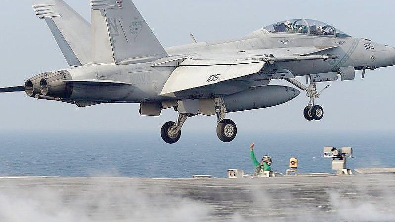 Ein Kampfflugzeug vom Typ F/A-18 Hornet startet vom Fleugzeugträger USS Ronald Reagan vor der südkoreanischen Küste. Foto: Song Kyung-Seok / Pool/epa/dpa