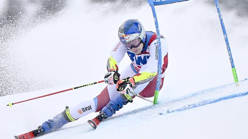 Siegte beim Riesenslalom: Marco Odermatt aus der Schweiz in Aktion. Foto: Jean-Christophe Bott/KEYSTONE/dpa