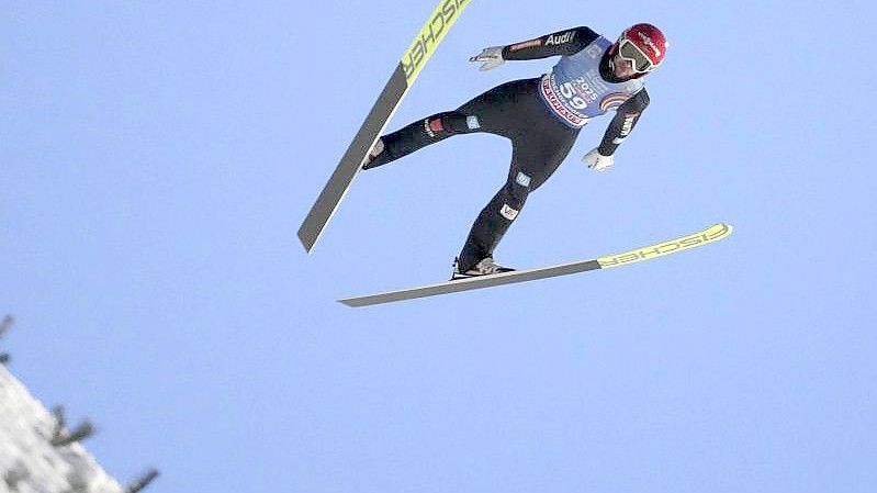 Markus Eisenbichler wurde beim Weltcup in Bischofshofen disqualifiziert. Foto: Matthias Schrader/AP/dpa