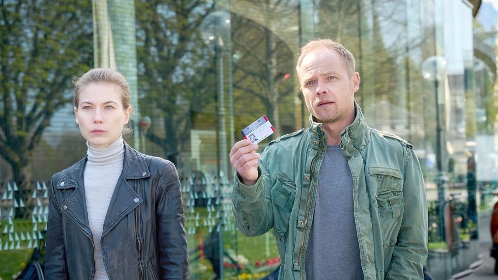 Hannah Zeiler (Nora Waldstätten) und Micha Oberländer (Matthias Koeberlin) hätten da mal eine Frage. „Die Toten vom Bodensee - Das zweite Gesicht“. ZDF, Montag, 10. Januar, 20.15 Uhr. Foto: ZDF und Bernd Schuller. Foto: Bernd Schuller