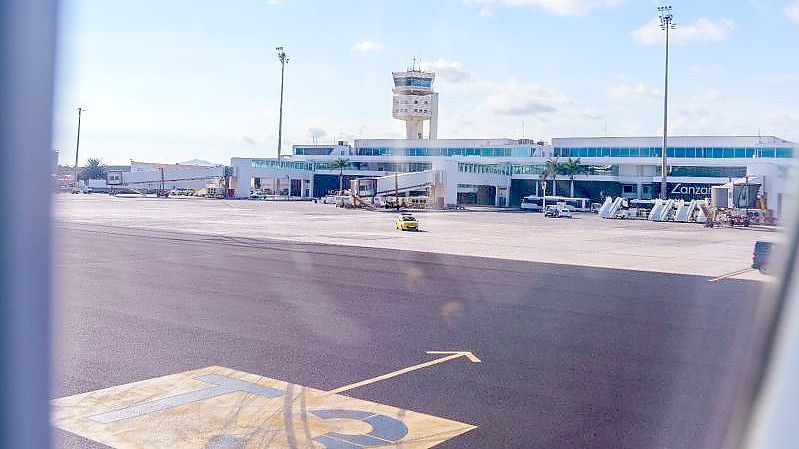 Der Ferienflieger startete am Flughafen auf Lanzarote. Ziel: Hamburg. Foto: Andreas Arnold/dpa