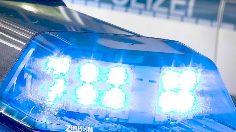 Einsatzkräfte haben in einem Keller in Mistelbach ein lebloses Paar gefunden. Foto: Friso Gentsch/dpa/Symbolbild