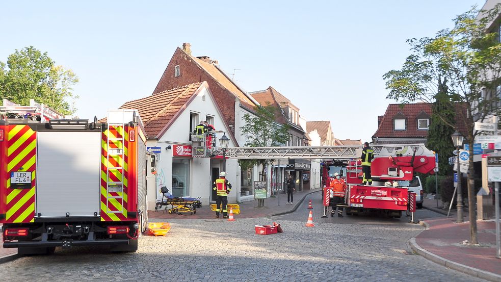 Die Leeraner Drehleiter kommt auch bei der Bergung von Menschen durch Fenster zum Einsatz, wie hier im vergangenen Jahr an der Heisfelder Straße. Foto: Wolters/Archiv