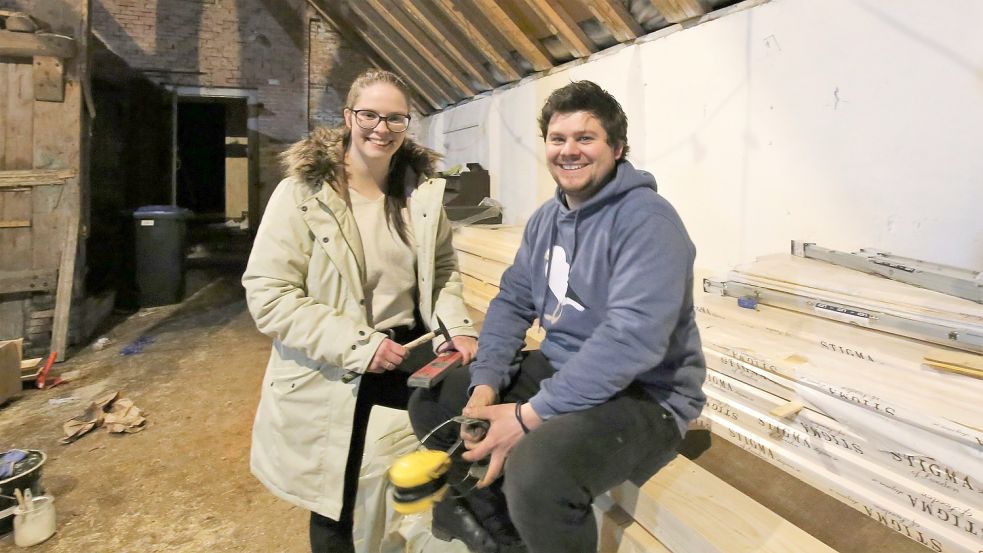 Das sind wir, Vanessa und Moritz, auf einem Stapel Bauholz in der Scheune. Wir würden gerne endlich loslegen. Foto: Böning