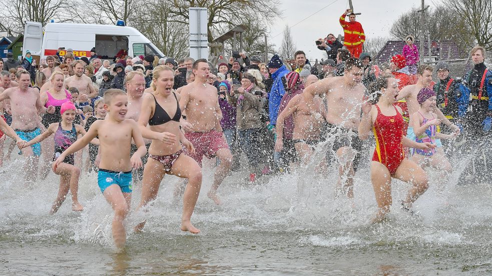 Spritzend ab ins eiskalte Nass: So sah es in früheren Jahren aus, wenn die Mutigen sich zum Anschwimmen in den Tannenhauser See wagten. Foto: Archiv/Ortgies