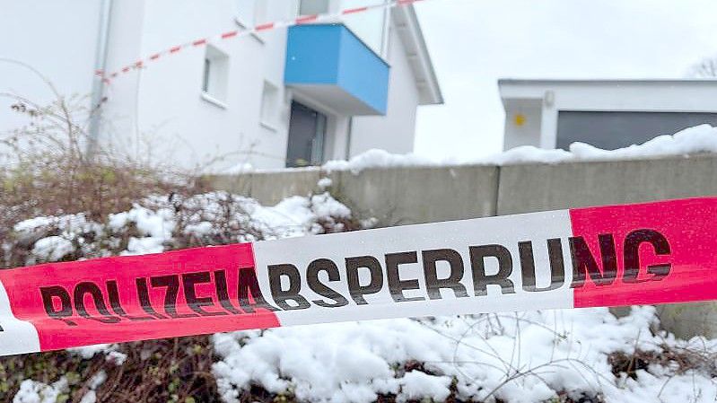 Absperrband der Polizei vor dem Einfamilienhaus in Mistelbach, in dem die Opfer gefunden wurden. Foto: News5 / Fricke/NEWS5/dpa-mag