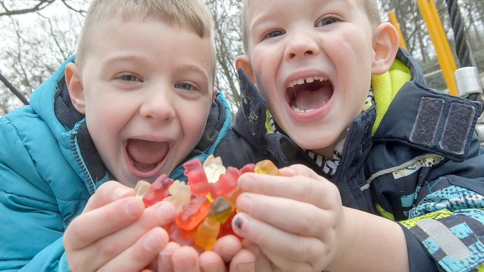 Am liebsten gleich reinbeißen würden Paul (links) und Liam (beide 4 Jahre) aus dem Kindergarten Nortmoor in die Gummibärchen in ihren Händen. Foto: Ortgies