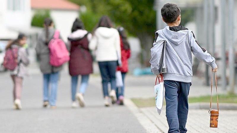 2021 nahmen die Behörden rund 190.800 Asylanträge entgegen. Foto: Swen Pförtner/dpa