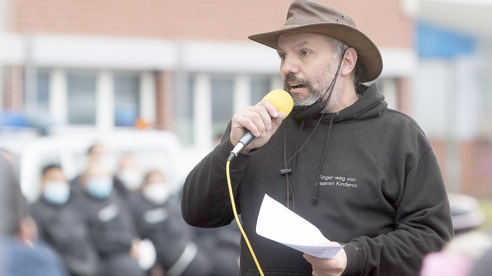 Beim letzten Mal ging es um Kinder: Frank Blaß sprach am 18. Dezember als einer der Veranstalter einer Demonstration von Gegnern von Corona-Maßnahmen in Emden. Foto: J. Doden/Archiv