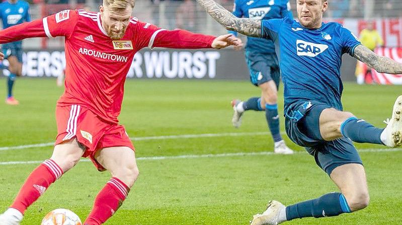 Hoffenheims Kevin Vogt (r) kämpft gegen den Torschützen zum 1:1, Unions Andreas Voglsammer, um den Ball. Foto: Andreas Gora/dpa