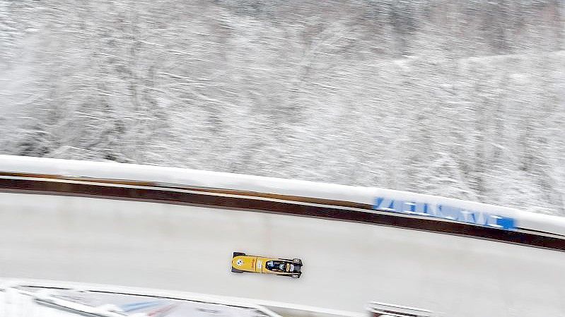 Kim Kalicki rast mit ihrem Bob durch den Eiskanal. Foto: Caroline Seidel/dpa