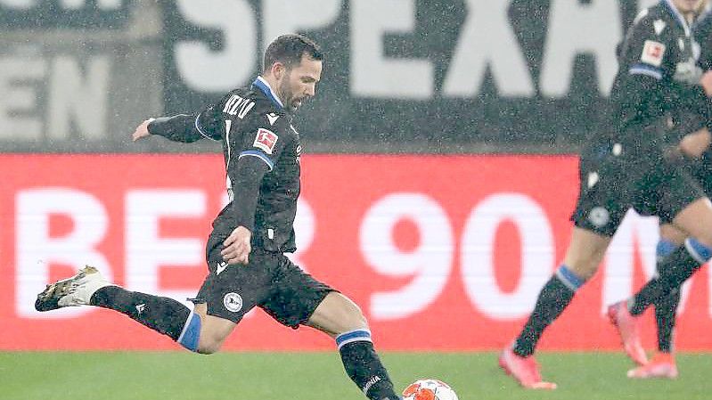 Gonzalo Castro erzielte einen sehenswerten Treffer zum 2:2 (1:1)-Endstand. Foto: Friso Gentsch/dpa